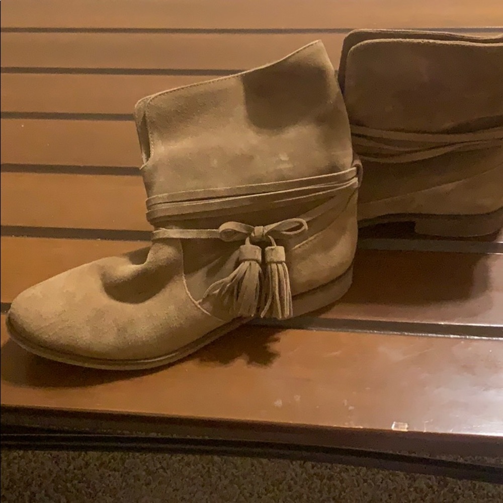 Splendid short suede boot with tassels. Size 9